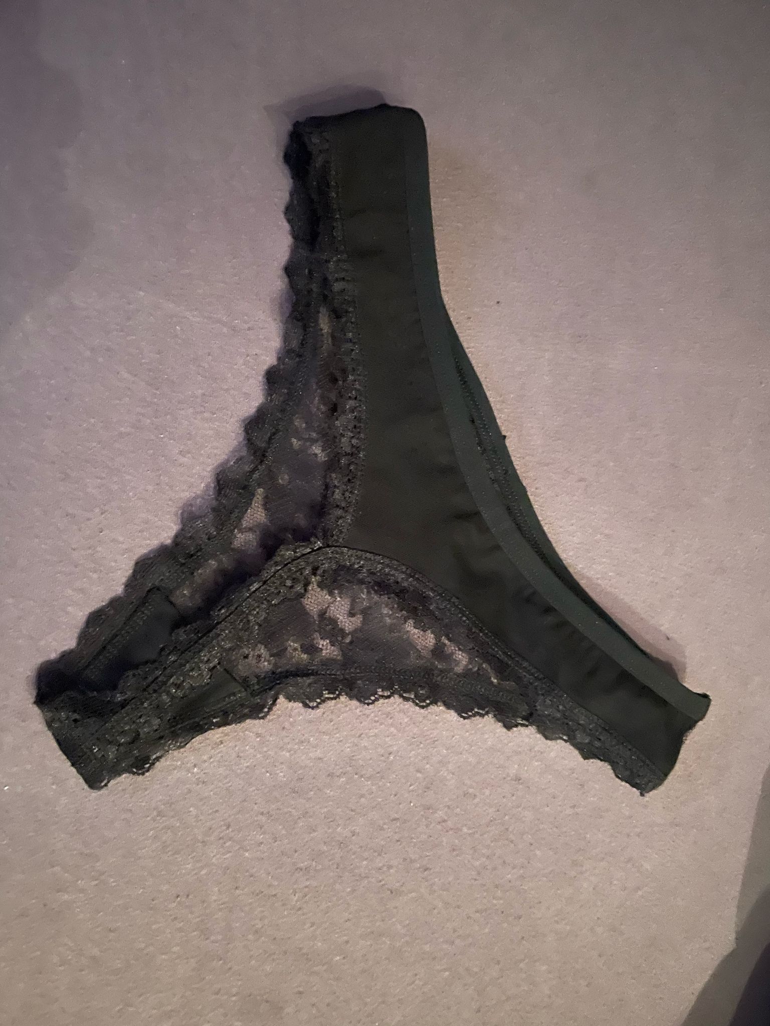 Schwarzer String von Cassie